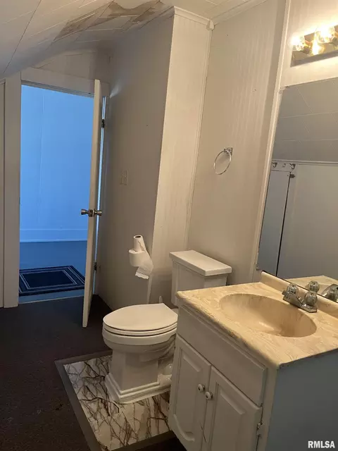 Bath - 1012 State St, Eldorado, IL 62930 photo 3 of 4