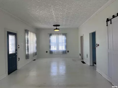 Living - 1012 State St, Eldorado, IL 62930 photo 1 of 2
