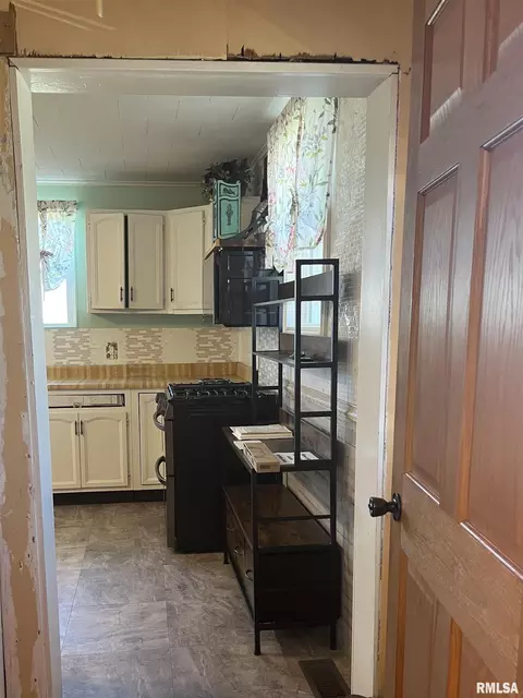 Entry Way - 1012 State St, Eldorado, IL 62930 photo 2 of 5