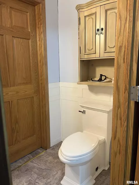 Bath - 1012 State St, Eldorado, IL 62930 photo 2 of 4