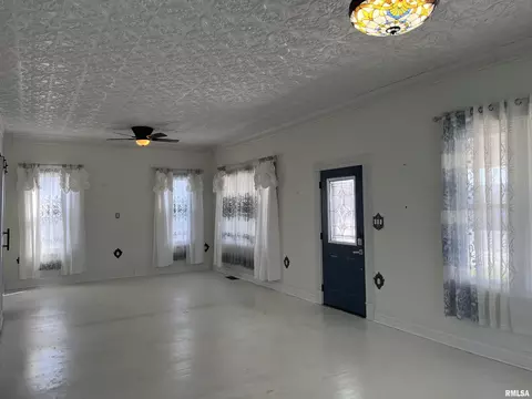 Living - 1012 State St, Eldorado, IL 62930 photo 2 of 2
