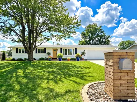 1698 Tradewinds Ave, Galesburg, IL 61401