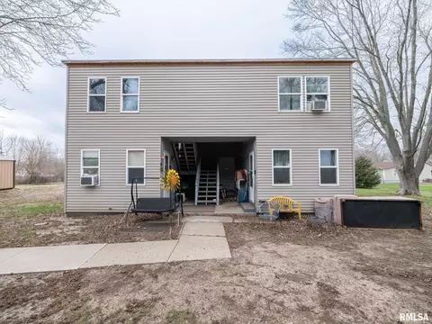 699 E Fort St, Farmington, IL 61531