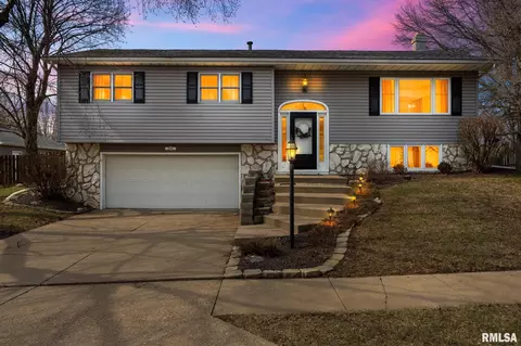 5909 W Ridgecrest Cir, Peoria, IL 61615