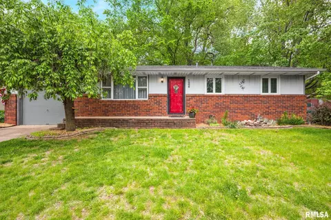 1206 Timber Ln, Pekin, IL 61554