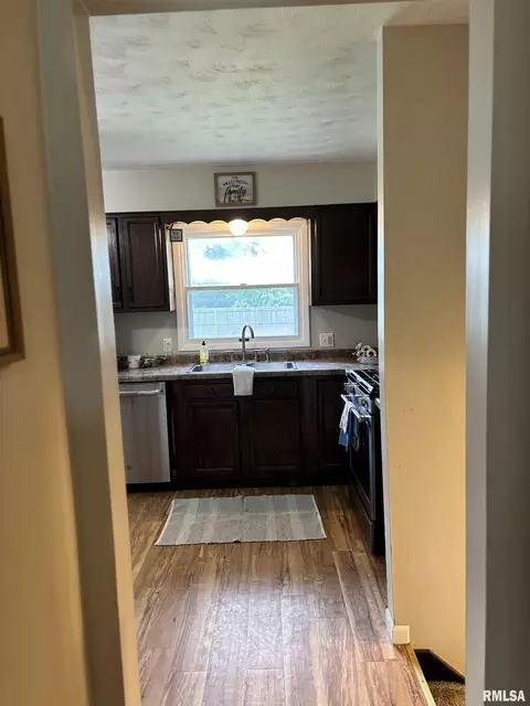 Entry Way - 810 Progress St, Metamora, IL 61548 photo 4 of 6