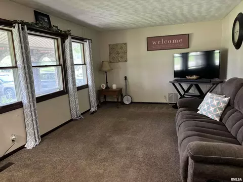 Living - 810 Progress St, Metamora, IL 61548 photo 1 of 1