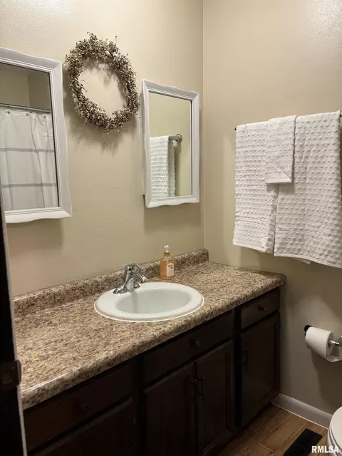 Bath - 810 Progress St, Metamora, IL 61548 photo 1 of 6