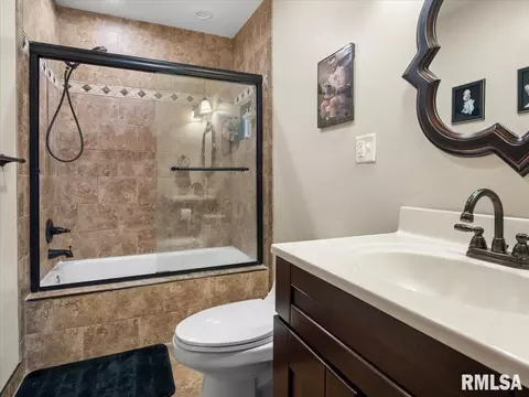 Bath - 712 Beck St, Carmi, IL 62821 photo 1 of 1