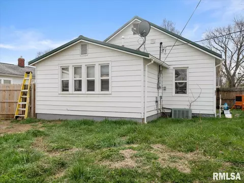 Exterior - 712 Beck St, Carmi, IL 62821 photo 1 of 2