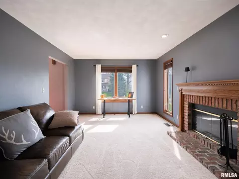 Living - 9913 W Guinivere Dr, Mapleton, IL 61547 photo 2 of 7