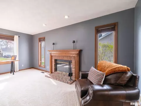 Living - 9913 W Guinivere Dr, Mapleton, IL 61547 photo 3 of 7