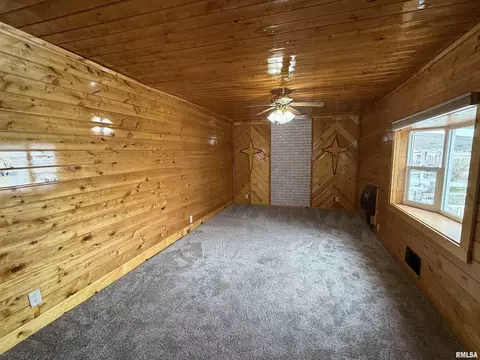 Living - 1218 Mckinley St, Lowpoint, IL 61545 photo 2 of 4
