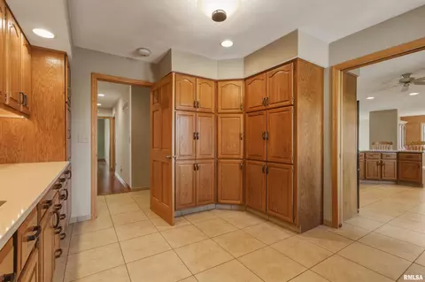 Entry Way - 868 E County Highway 3 Hwy, Table Grove, IL 61482 photo 1 of 2