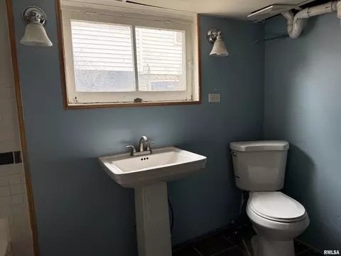 Bath - 112 E Gift Ave, Peoria, IL 61603 photo 4 of 4