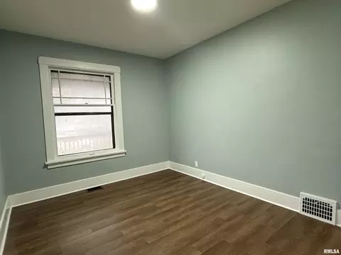 Bedroom - 112 E Gift Ave, Peoria, IL 61603 photo 4 of 5