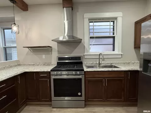 Kitchen - 112 E Gift Ave, Peoria, IL 61603 photo 4 of 6