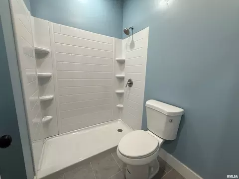 Bath - 112 E Gift Ave, Peoria, IL 61603 photo 1 of 4