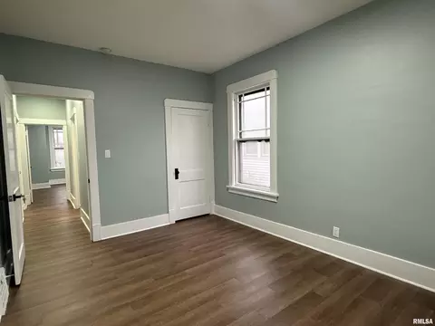 Entry Way - 112 E Gift Ave, Peoria, IL 61603 photo 2 of 2