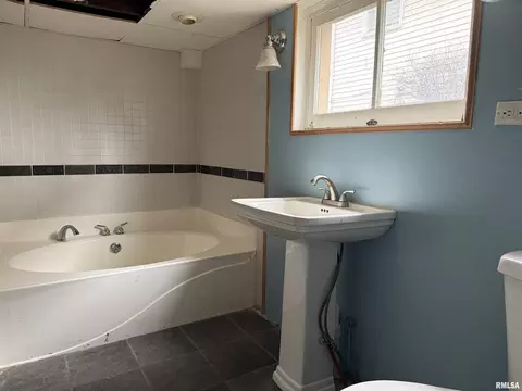 Bath - 112 E Gift Ave, Peoria, IL 61603 photo 3 of 4