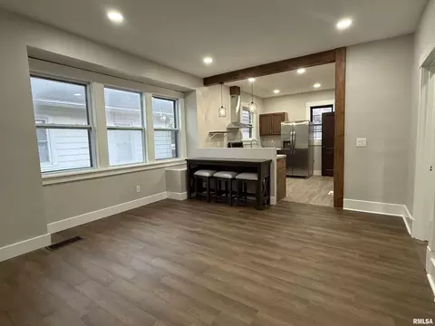 Living - 112 E Gift Ave, Peoria, IL 61603 photo 1 of 1