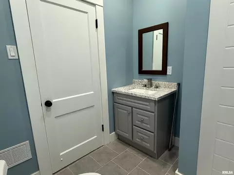 Bath - 112 E Gift Ave, Peoria, IL 61603 photo 2 of 4