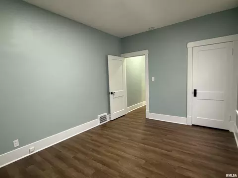 Bedroom - 112 E Gift Ave, Peoria, IL 61603 photo 5 of 5