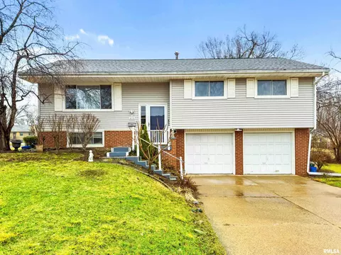4110 N Brookdale Pl, Peoria, IL 61614