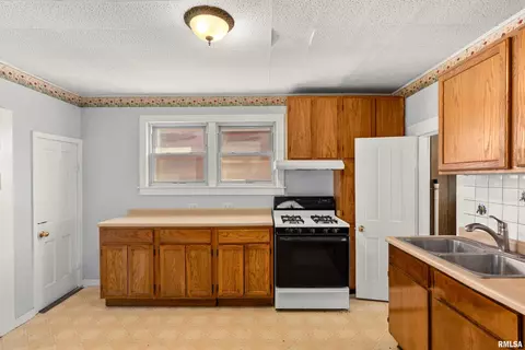 Kitchen - 908 E Behrends Ave, Peoria, IL 61603 photo 4 of 4