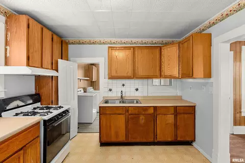 Kitchen - 908 E Behrends Ave, Peoria, IL 61603 photo 2 of 4