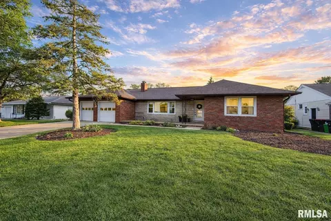 326 W Knoll Crest Dr, Peoria, IL 61614