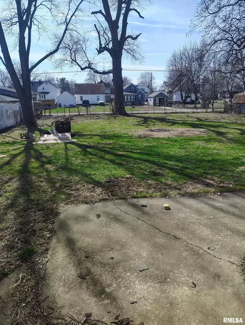 Exterior - 646 E Locust St, Canton, IL 61520 photo 2 of 2