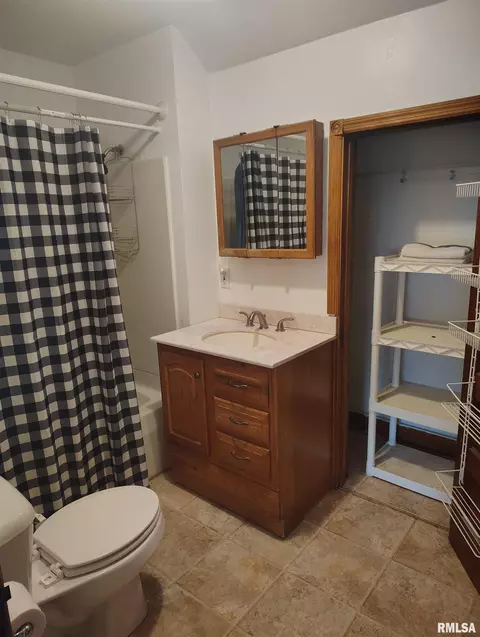 Bath - 646 E Locust St, Canton, IL 61520 photo 1 of 1