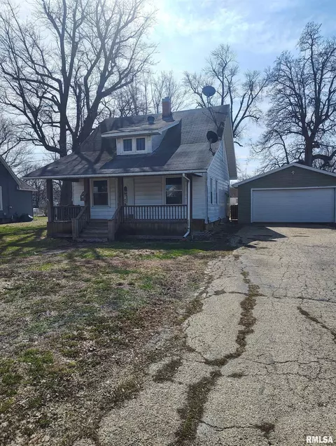 646 E Locust St, Canton, IL 61520