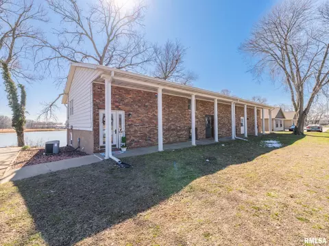 950 Edgewater Dr, North Pekin, IL 61554