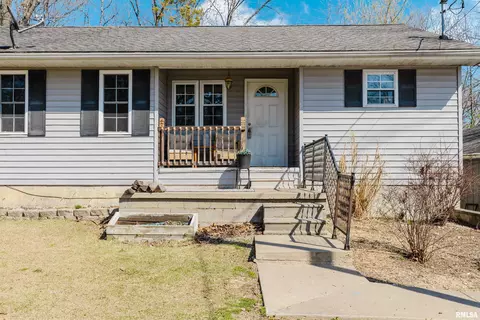 670 Marina Cir, Creal Springs, IL 62922
