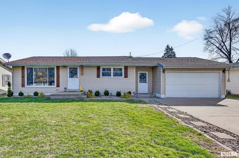 310 Sherwood Park Rd, Washington, IL 61571