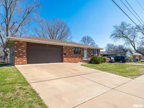 216 Schramm Dr, Pekin, IL 61554