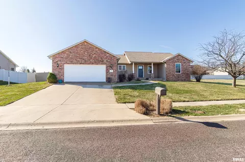 26 Osprey Ct, Pekin, IL 61554