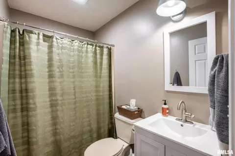 Bath - 2944 Delora Ln, Herrin, IL 62948 photo 2 of 2
