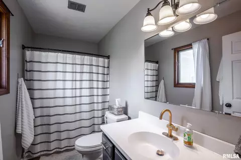 Bath - 2944 Delora Ln, Herrin, IL 62948 photo 1 of 2