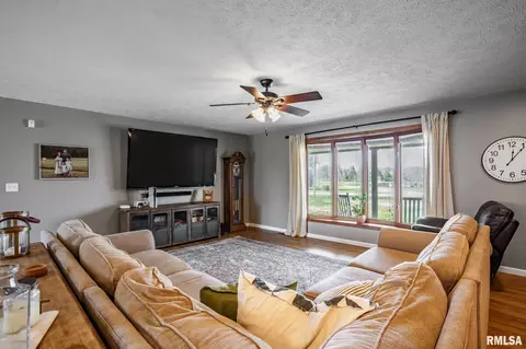 Living - 2944 Delora Ln, Herrin, IL 62948 photo 1 of 1