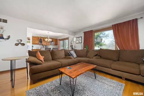 Living - 4304 S Arn Ct, Mapleton, IL 61547 photo 3 of 4