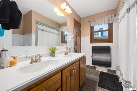Bath - 4304 S Arn Ct, Mapleton, IL 61547 photo 2 of 3