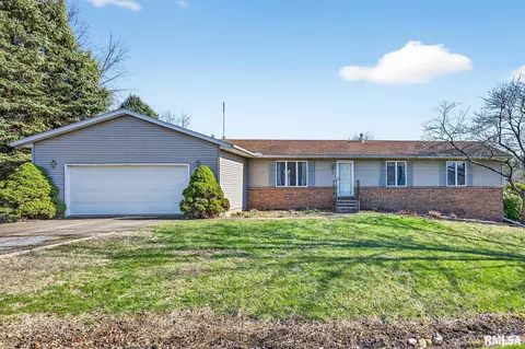 7 Carlton Dr, Mackinaw, IL 61755