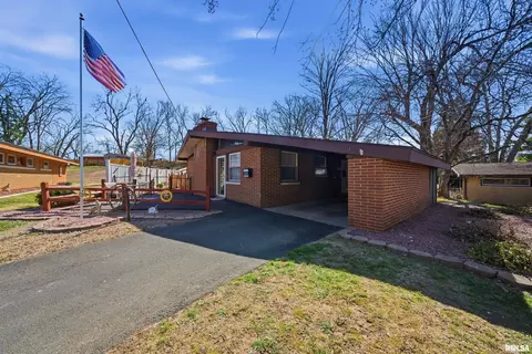 2214 Glendale Dr, Pekin, IL 61554