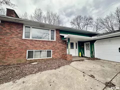 2721 N Elmcroft Dr, Peoria, IL 61604