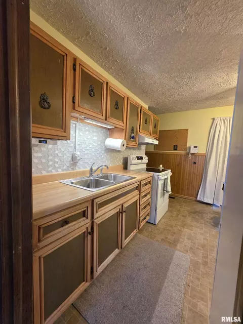 Kitchen - 917 E Baker St, Bloomington, IL 61701 photo 2 of 2