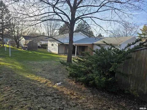 Exterior - 917 E Baker St, Bloomington, IL 61701 photo 5 of 7