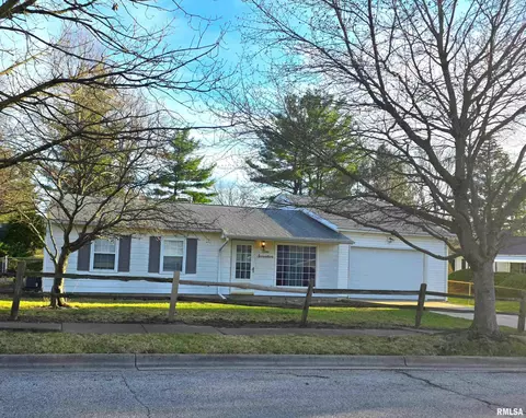 Exterior - 917 E Baker St, Bloomington, IL 61701 photo 2 of 7